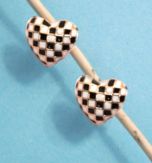 Checkered heart stud