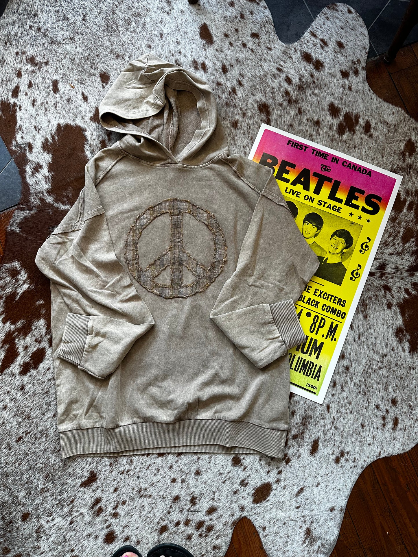 Tan pullover (peace)